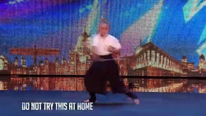 Cô bé 9 tuổi múa kiếm, nhào lộn gây sốt