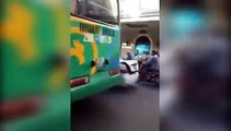 3 cô gái quây đánh tài xế taxi giữa trung tâm Hà Nội