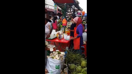 Clip gọt dừa lấy nguyên ruột mà không chảy nước