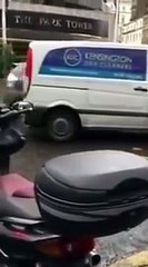 Un homme pense vraiment qu’il peut conduire avec un sabot de fourrière