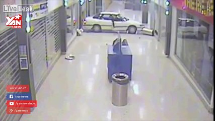 Dùng ô tô đâm vào siêu thị để trộm đồ