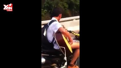 chạy xe đánh guitar
