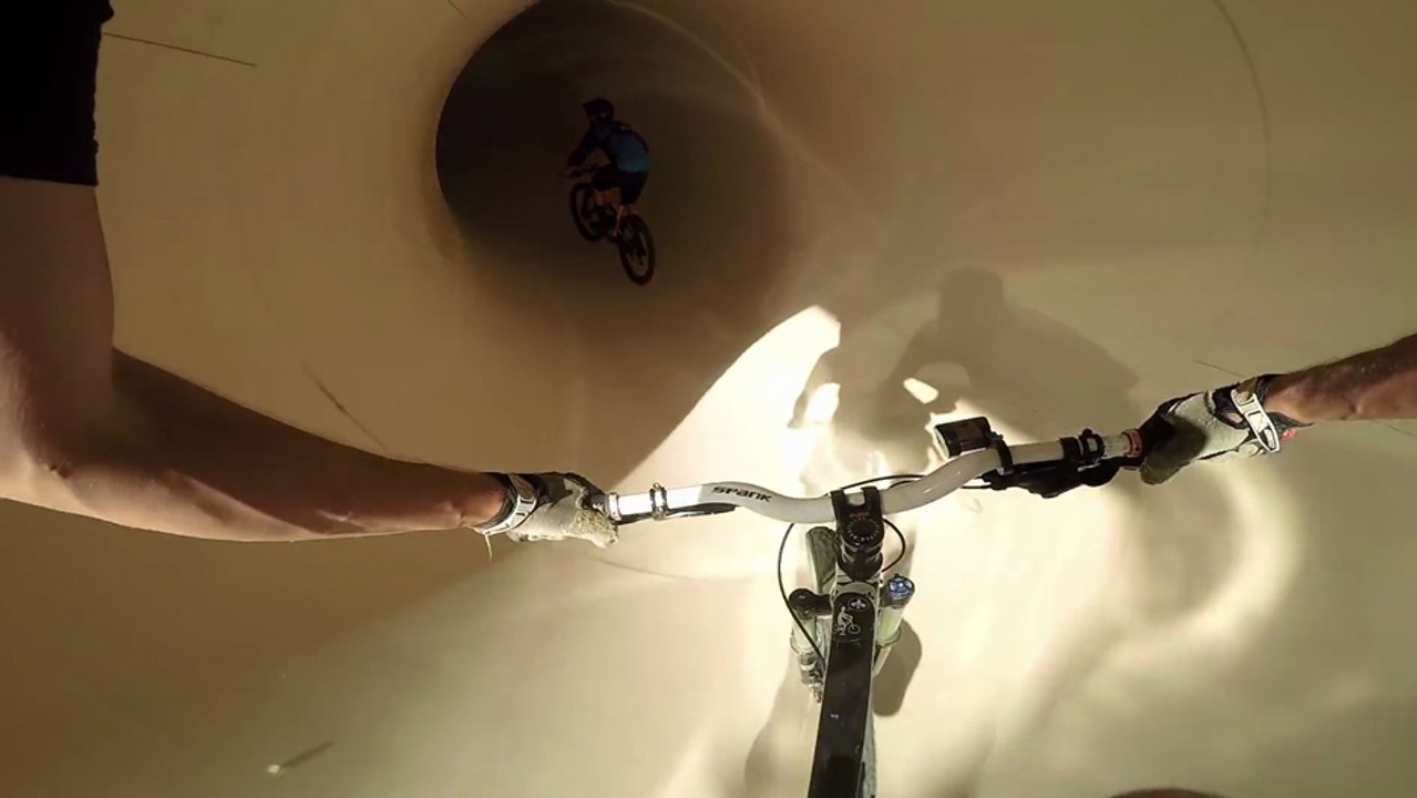 Ils descendent en VTT dans un toboggan