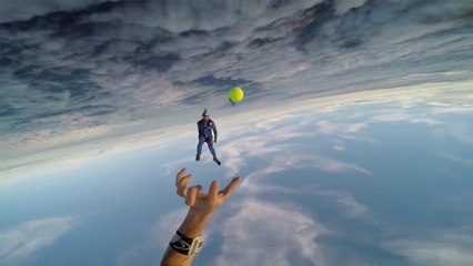 Ils jouent à la balle en plein saut en parachute
