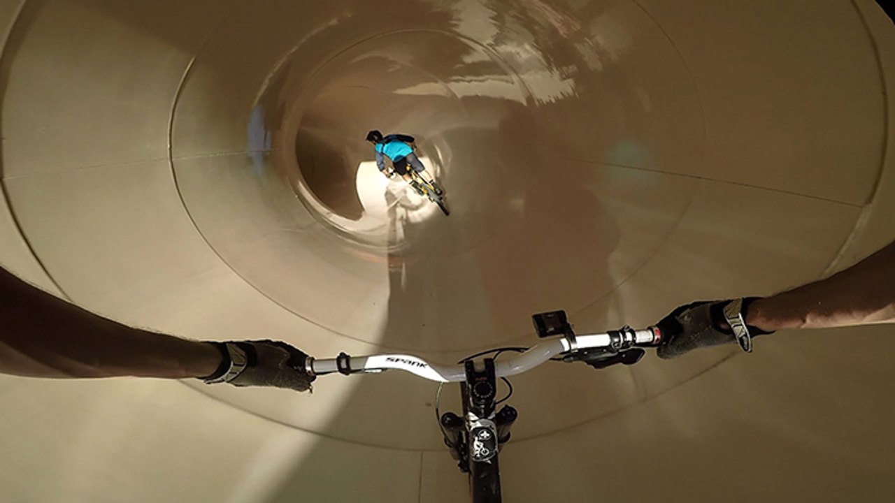 Ils descendent un toboggan aquatique