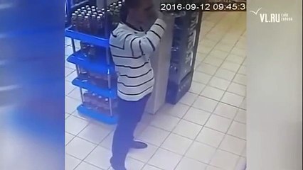 Un Russe descend une bouteille de vodka dans un supermarché pour ne pas la payer