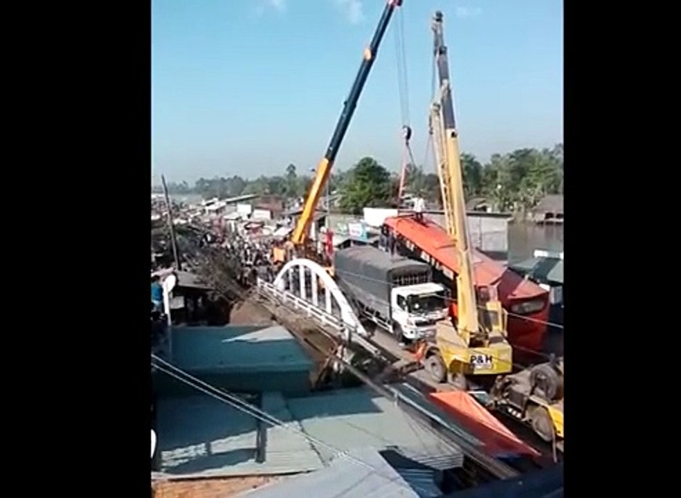 Xe khách phuong trang leo 1 bánh lên thành cầu