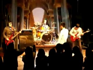 Sunggyu là giọng ca chính trong ban nhạc rock Coma Beat