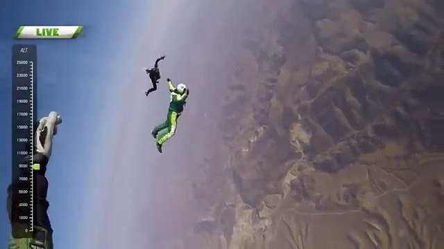 Si lancia da 7000 metri senza paracadute. L'atterraggio fa venire la pelle d'oca!