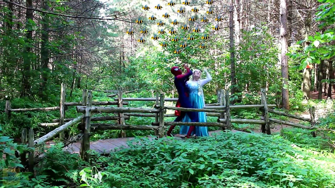 Dondurulmuş Elsa & Anna'nın güneş yanığı! Örümcek Adam Maleficent Pembe Spidergirl Joker W_! Komik Süper Kahraman video