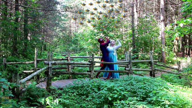 Dondurulmuş Elsa & Anna'nın güneş yanığı! Örümcek Adam Maleficent Pembe Spidergirl Joker W_! Komik Süper Kahraman video