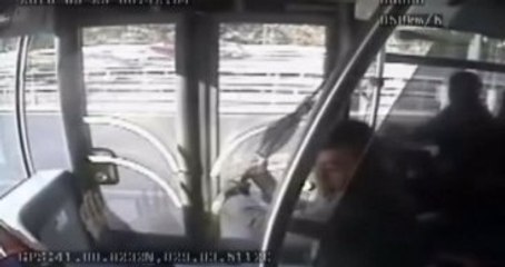 Son Dakika! Metrobüs Kazasına Sebep Olan Şemsiyeli Saldırı Anı