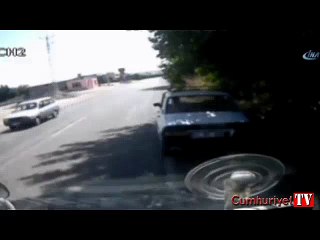 Feci kaza anı: Minibüs otomobili biçti