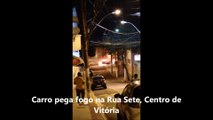 Carro pega fogo no Centro de Vitória
