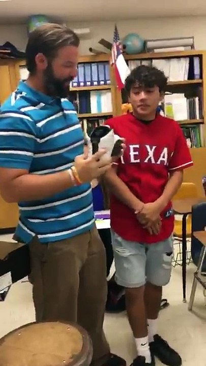 Cet élève offre à son prof une paire de baskets dont il rêvait