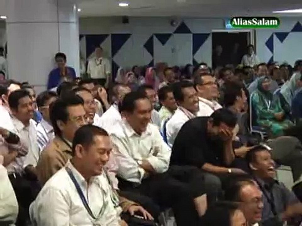 Kain Terlucut Nampak 'Angry Bird' Ketika Solat - Ustaz Azhar Idrus