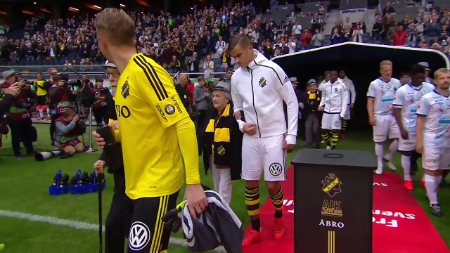 Trocaram crianças por idosos para a entrada das equipas em campo