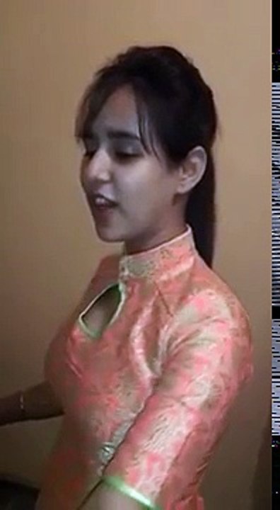 Cute girl singing Bollywood song l Punjabi Indian Song
