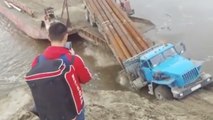 Russie: ce camion coule en voulant charger un bateau