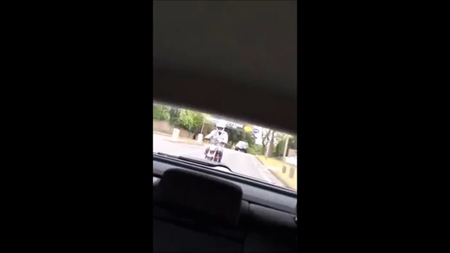 Ce motard menace des conducteurs juste avant de s'éclater contre un panneau! Crash débile