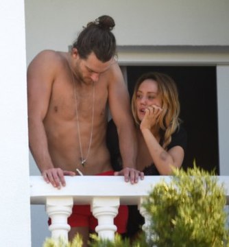 Erkek Arkadaşıyla Tatile Çıkan İngiliz Modelin Kolları Morarmış