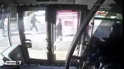 3 ARACI ALTINA ALDI EZDİ! BUGÜN İSTANBUL'DA 11 KİŞİNİN YARANDIĞI O METROBÜS KAZASININ GÖRÜNTÜLERİ