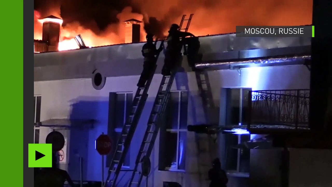 Images aériennes d'un incendie dévastateur à Moscou responsable de la mort de huit pompiers