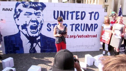 A Berlin, des militants détruisent un mur à l'effigie de Trump