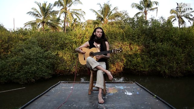 То, что он делает с гитарой — просто невероятно. Музыкант от Бога! Cмотреть всем