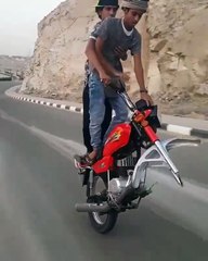 Sabah Kahvaltıda Yürek Yiyip Çıkan İki Arkadaşı Yılın Motorcusu İlan Ediyoruz =D =D