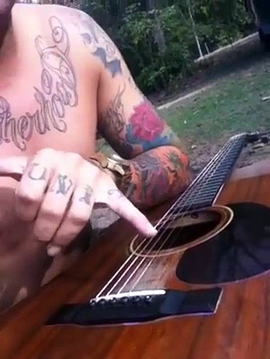 Ce guitariste filme les cordes de son instrument de l'interieur et c'est génial!