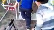 Ce gamin aide son copain handicapé à grimper dans la balançoire! Moment magique