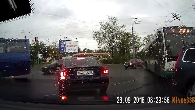 Był samochód... i nie ma samochodu, został zmieciony na skrzyżowaniu