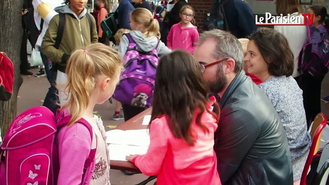 Casting d'instituteurs devant une école de Châtillon