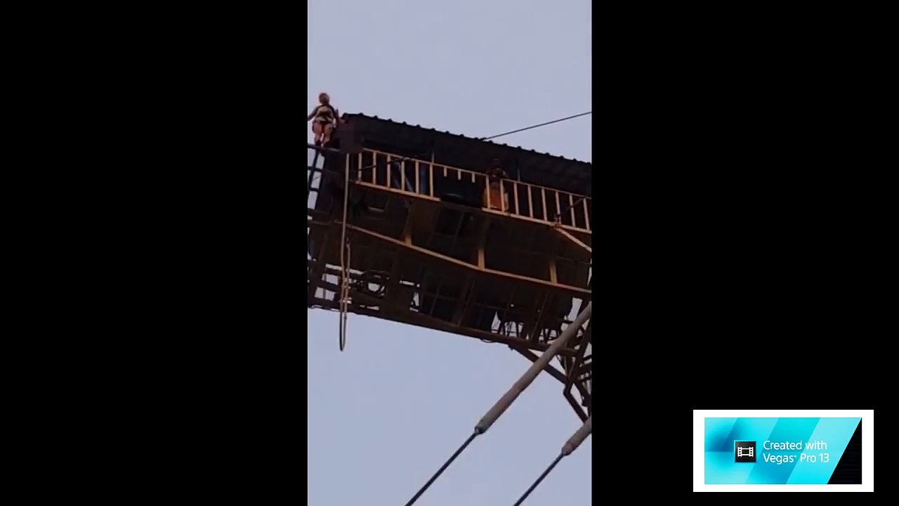 Une femme saute à l'élastique mais son élastique se décroche !