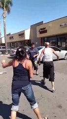 Un jeune garçon aide son père dans une bagarre.