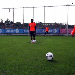 نجم بايرن ميونخ يسجل ركلة جزاء بكعب قدمه