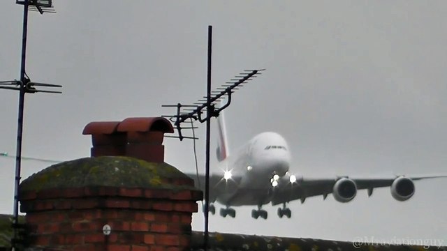 Dramatic moment Emirates passenger plane comes into land SID