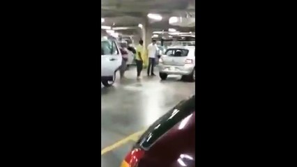 #EsDeFantasma - Fantasma chocando auto estacionado