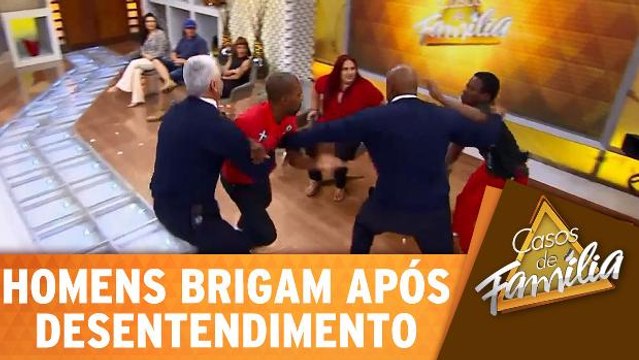 Homem `rouba` beijo de convidada e namorado reage com socos