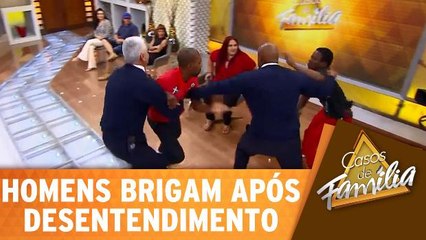 Homem `rouba` beijo de convidada e namorado reage com socos