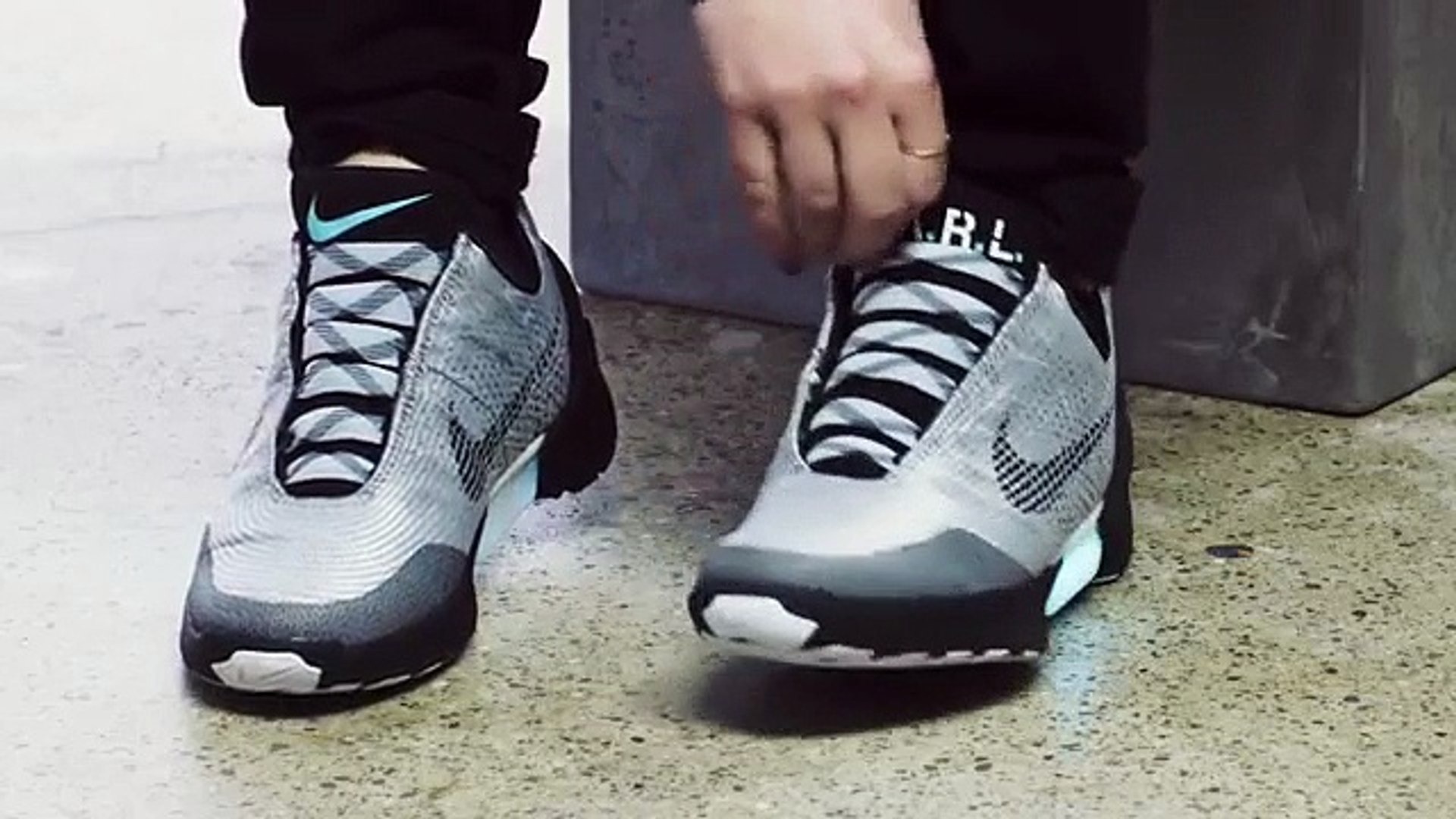 Nike anunció la fecha del lanzamiento de las zapatillas que se amarran solas  - Vídeo Dailymotion