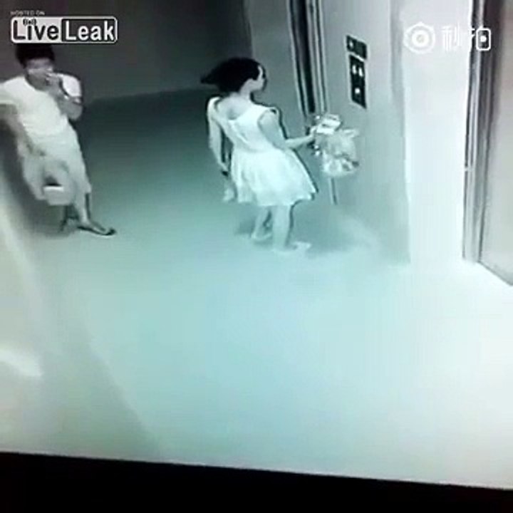 Vea lo que le hizo este hombre a una mujer que esperaba el ascensor