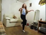 شاهد فتاة تركية مجنونة ترقص رقص تركي اكثر من رائع