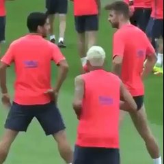 Funny Neymar goes under the legs of Suarez