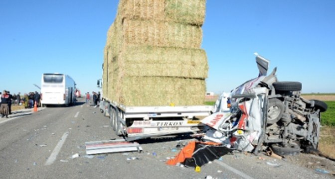 Kazaya Giden Ambulansa Otobüs Çarptı: 2 Ölü, 5 Yaralı