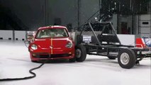 2013 Volkswagen Beetle side IIHS crash test