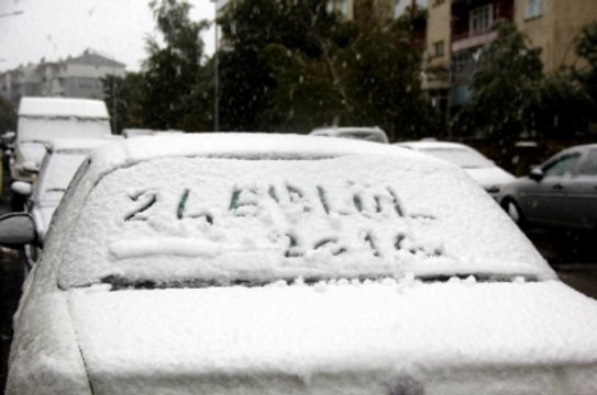 Erzurum Kent Merkezine Mevsimin İlk Karı Yağdı