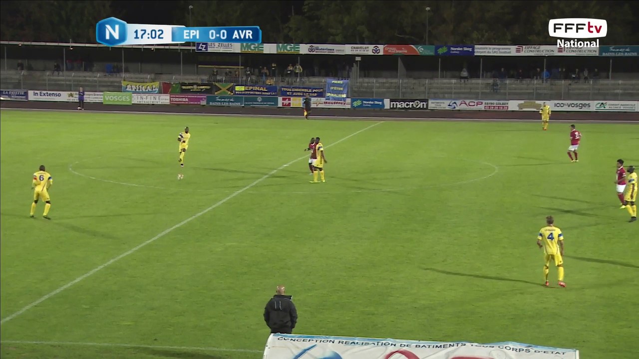 Belle action de marques, qui chute dans la surface, l'arbitre ne dit rien