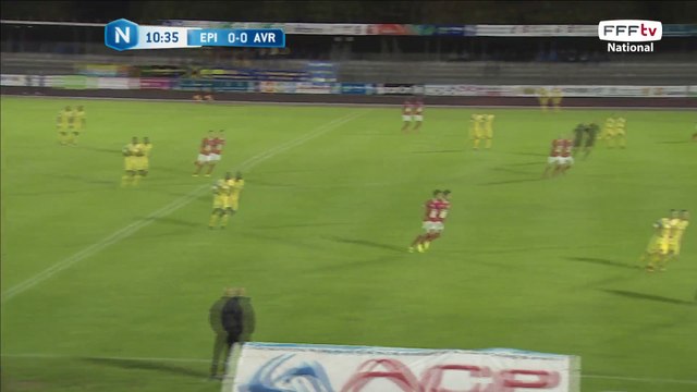 Frappe lointaine qui finit dans les tribunes